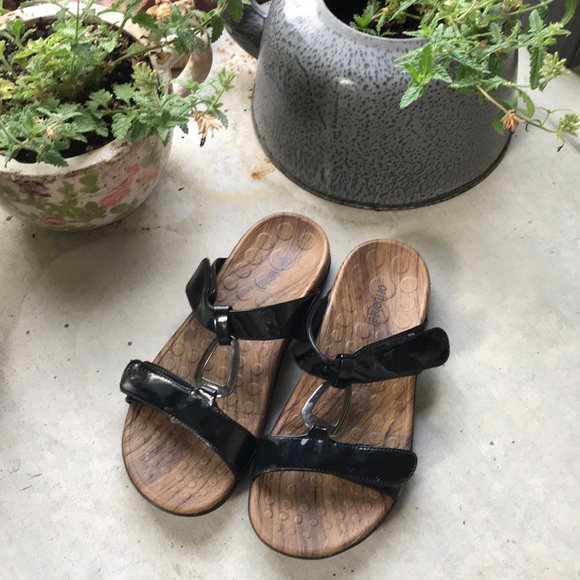 Vionic Shoes - Black patent Orthaheel sandals Vionic! 9